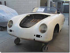 Dans la cour, un speedster en cours de démontage,